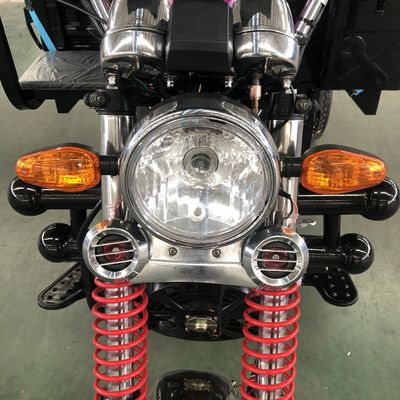 La cabina chiusa 150cc 50km/H ha coperto un motociclo di tre ruote